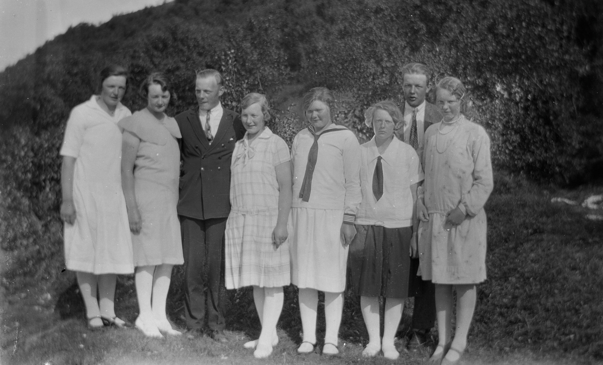 Kristine Steinsvik (Thorsvik), Hagar Tungen (Thorsvik), Peder Thorsvik, Svanhild Åker (Thorsvik), Ruth Eide (Thorsvik), Mary Carlsen (Thorsvik), Johan Thorsvik, Liv Hope (Thorsvik).
