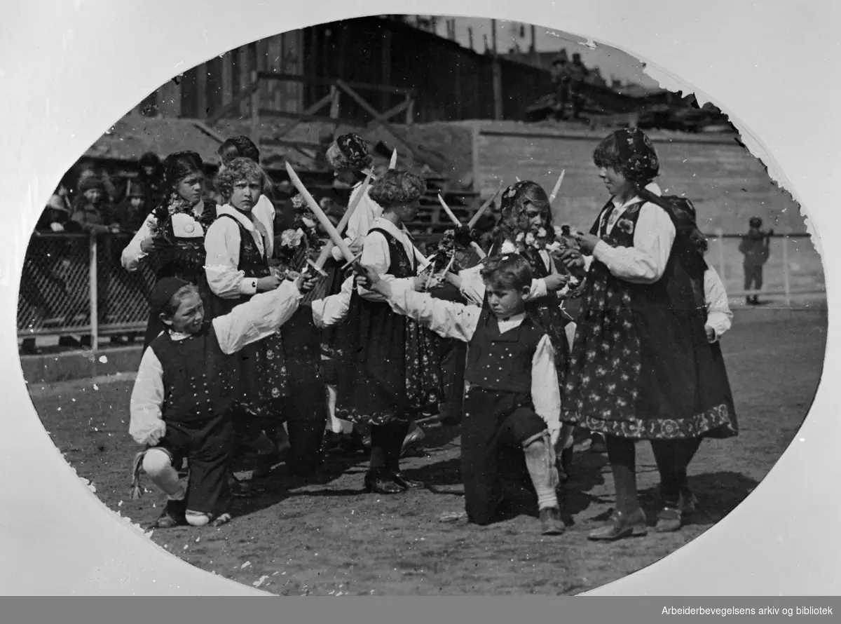 1. mai 1925, fra barnestevnet på Bislett stadion. Leikarring fra et barnelag som opptrer med dansespillet "Falkvor Lommanson" (Sverddansen, Fakkeldansen).