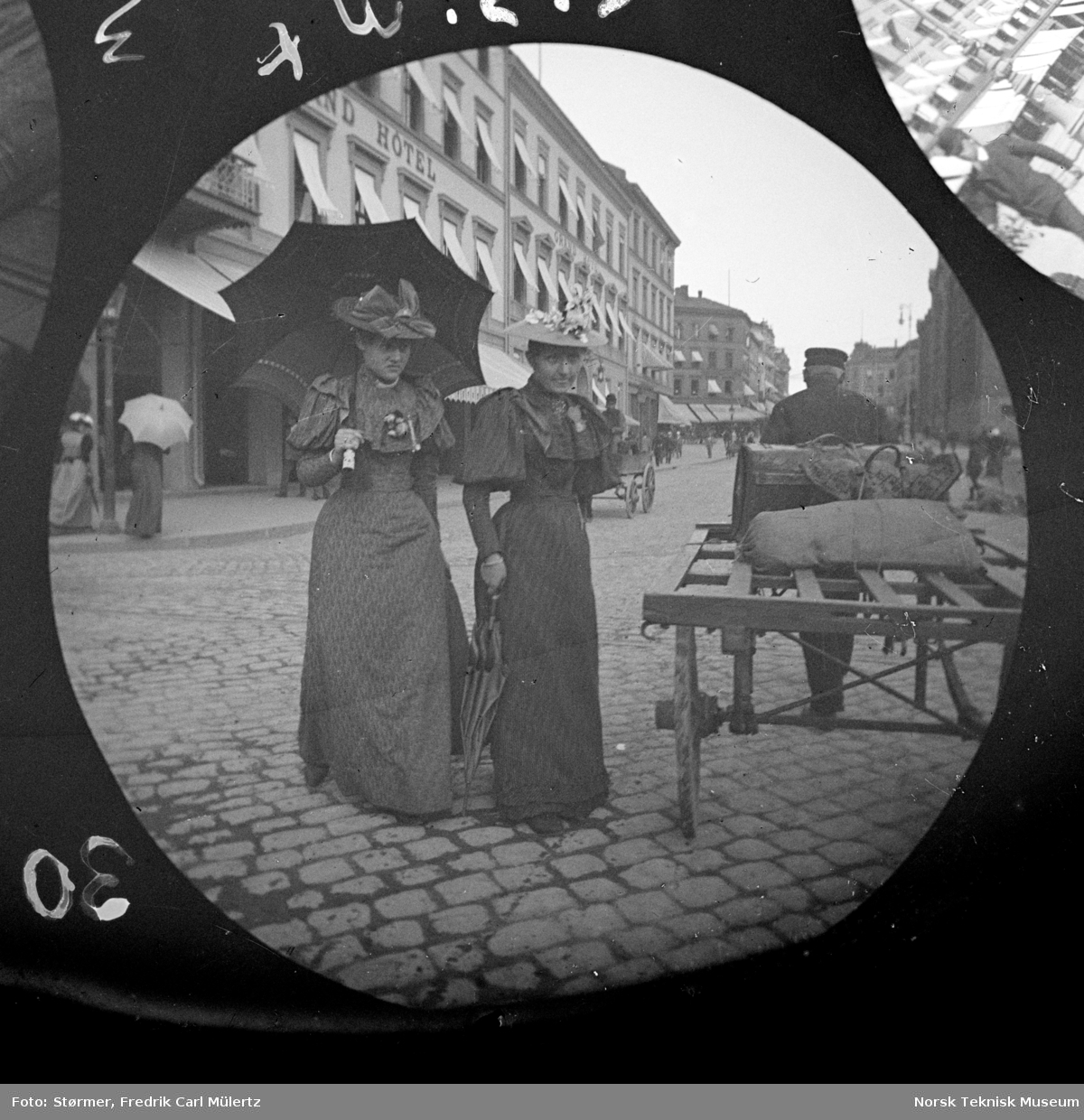 Ella Strøm og Lilla Heiberg (nå Fru Tellefsen) fotografert på Karl Johan.