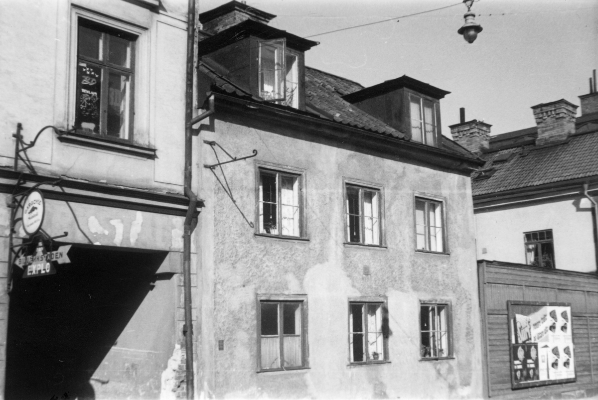 Porten till innergården för bostadshuset på Repslagaregatan 25 i kvarteret Tunnan i Norrköping. Fotografiet taget i samband med rivningsansökan 1953. Vy mot norr.