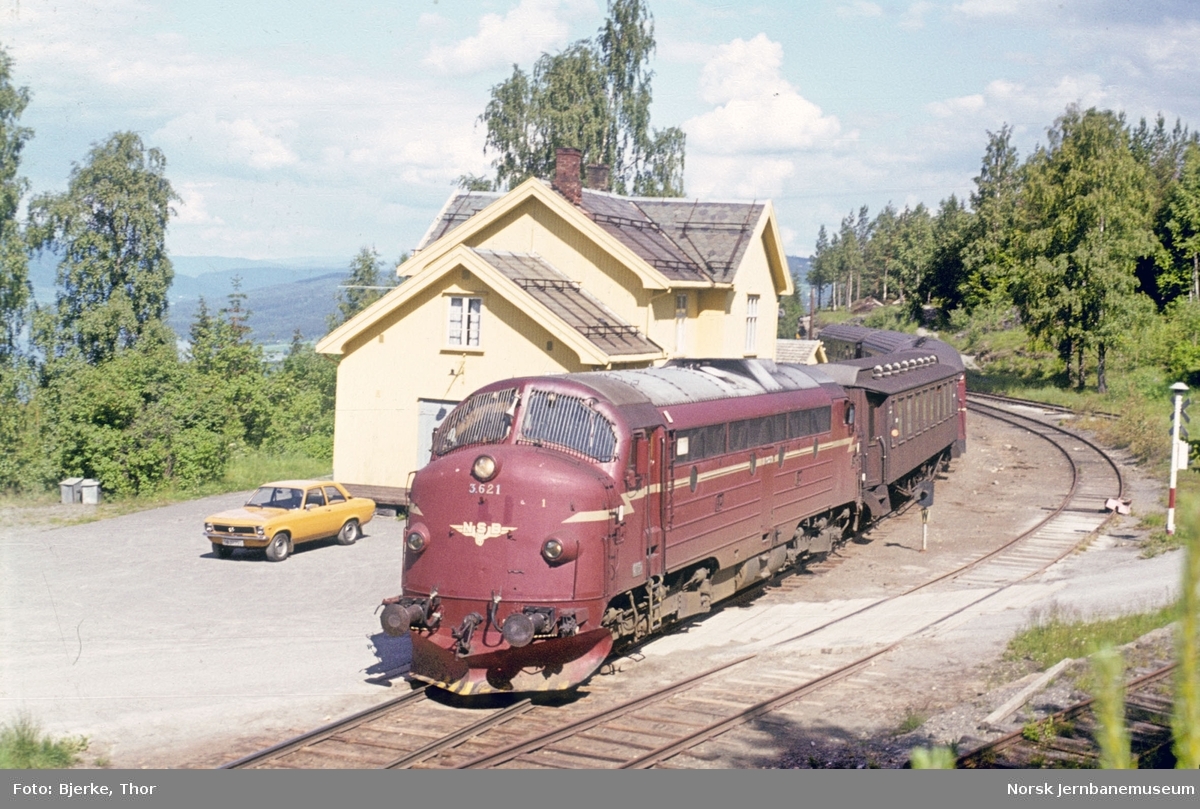 Diesellokomotiv Di 3 621 med persontog 284 Fagernes-Oslo på Fall stasjon