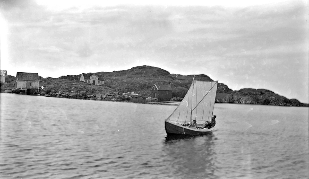 Seilbåt mellom Loshavn og Sandøy. Fotografert 1952.