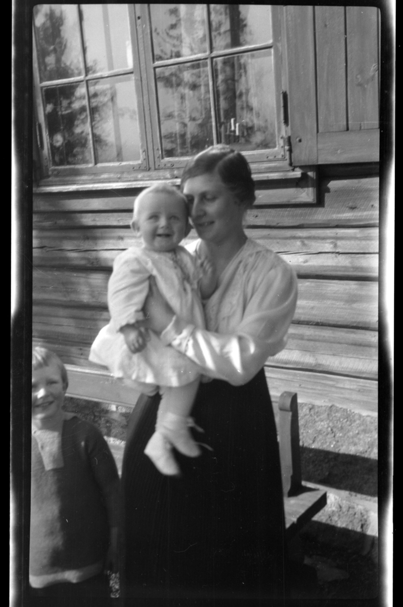 Hilda Sundt med sønnene Rolf Jr., på armen, og Julius utenfor Villa Knyggen i Voksenlia, Oslo. Fotografert april 1922.