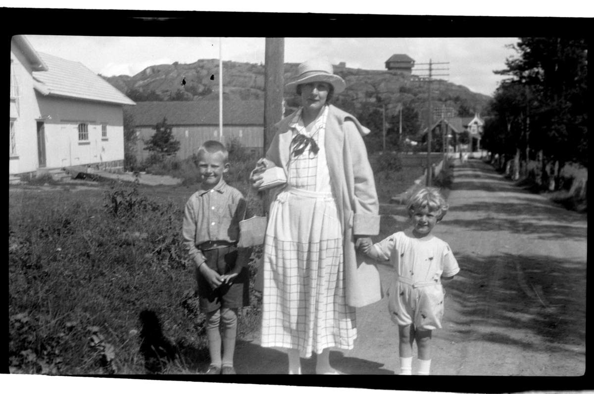 Hilda Sundt med sine sønner Rolf Sundt jr. i en gate i Stavern. Fotografert 1925.