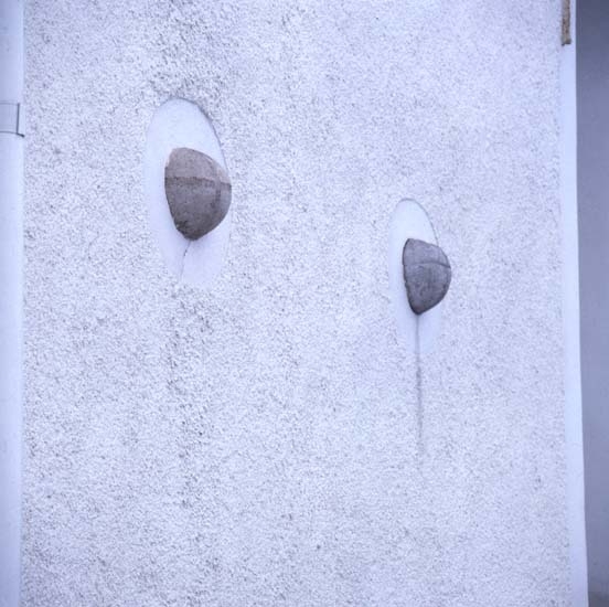 "Bröststenarna" på Högs kyrka, 1988.