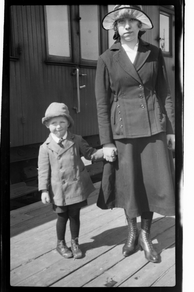 Julius Sundt står sammen med en barnepike, Stavern. Fotografert 1920.