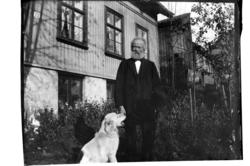 Fredrik Christian (Fritz) Sundt og hund foran bolig på Grüne