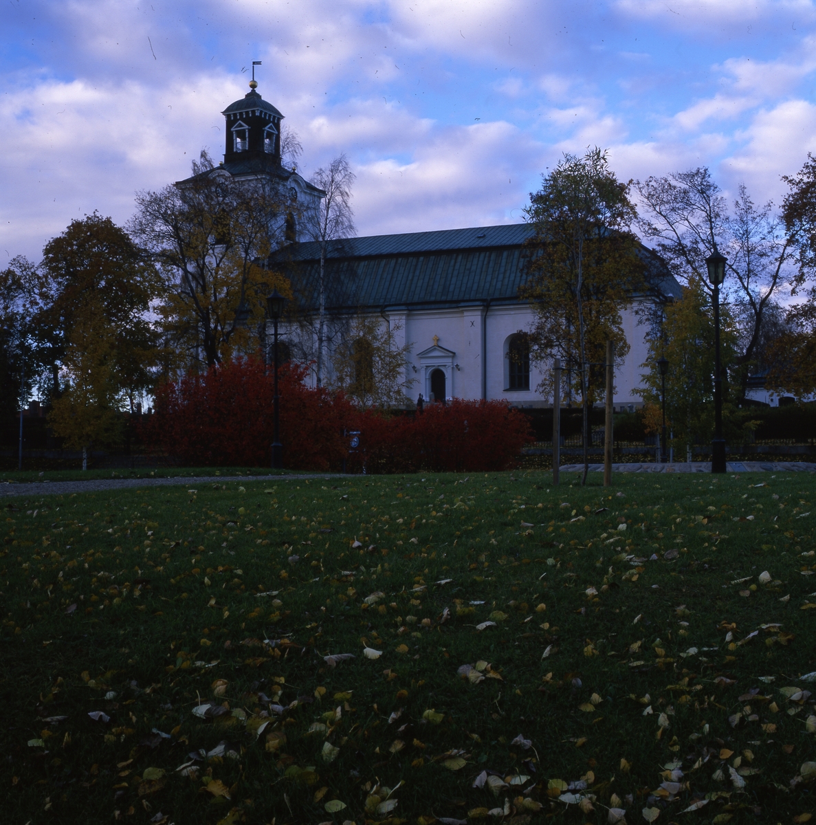 Alfta kyrka i höstfärger, 19 oktober 1997.