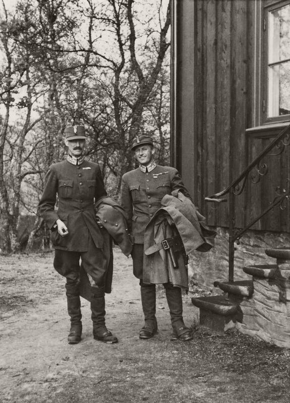 Konge og Kronprins utenfor Tromsø bispegård 7. juni 1940. Her blir det siste statsråd avholdt på norsk jord. Foto: Ukjent/De kongelige samlinger.