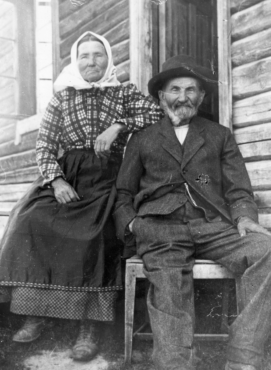 Kristoffer Hansen (1839-1939) og hans hustru Olava Iversdatter (1841-1927). Familien bodde på plassen Finna til 1895 da de flyttet til Finsrud ved Myrer i Gardvik. Kristoffer ble kalt Finnmannen. Slekta hans slo seg ned på Stormoen skog i 1666. Olava var fra Hof i Solør.