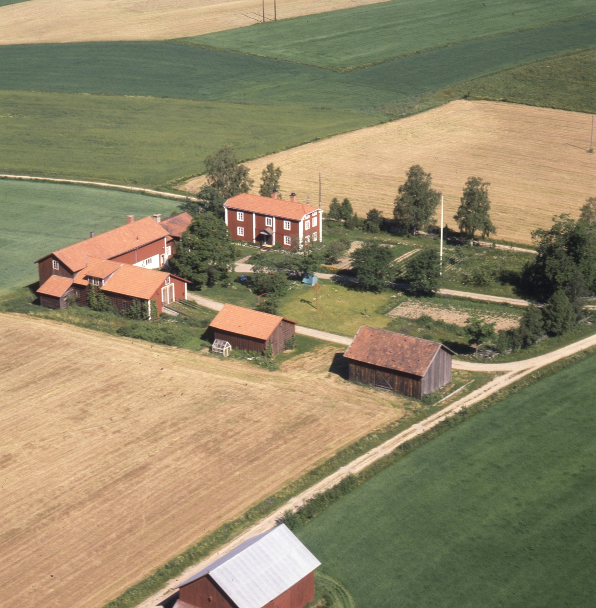 Flygfoto av gården Sunnanåker.