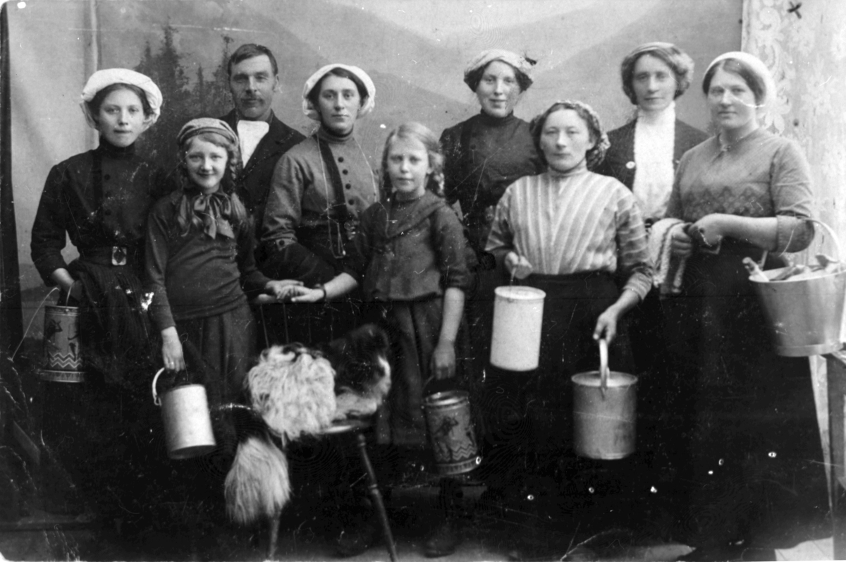 Gruppe av tjenestefolk. ca 1917. Hamnvik , Ibestad.