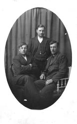Atelierportrett av tre menn. Annar Simonsen, Sørvik i midten