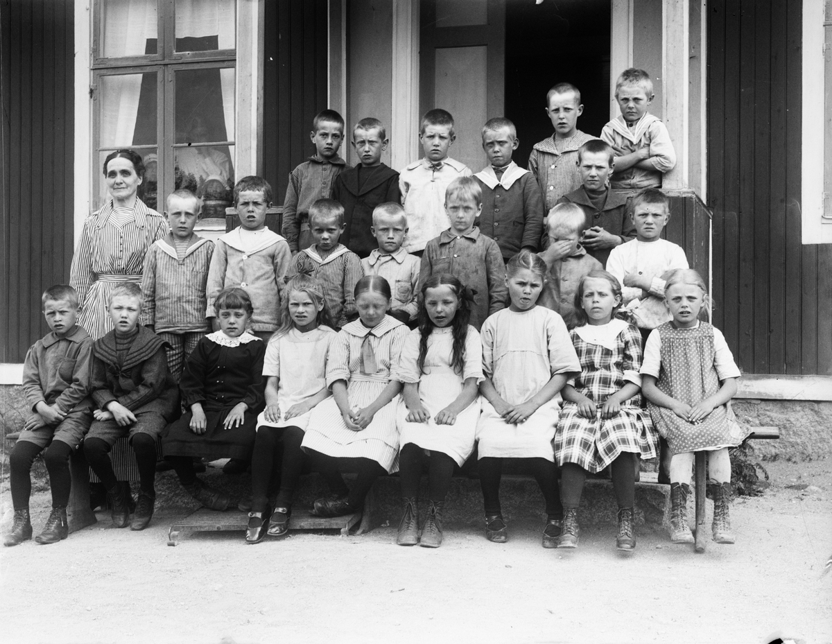 "Brunnby skolbarn och Lärarinnan Agnes Karlson", Altuna socken, Uppland 1922