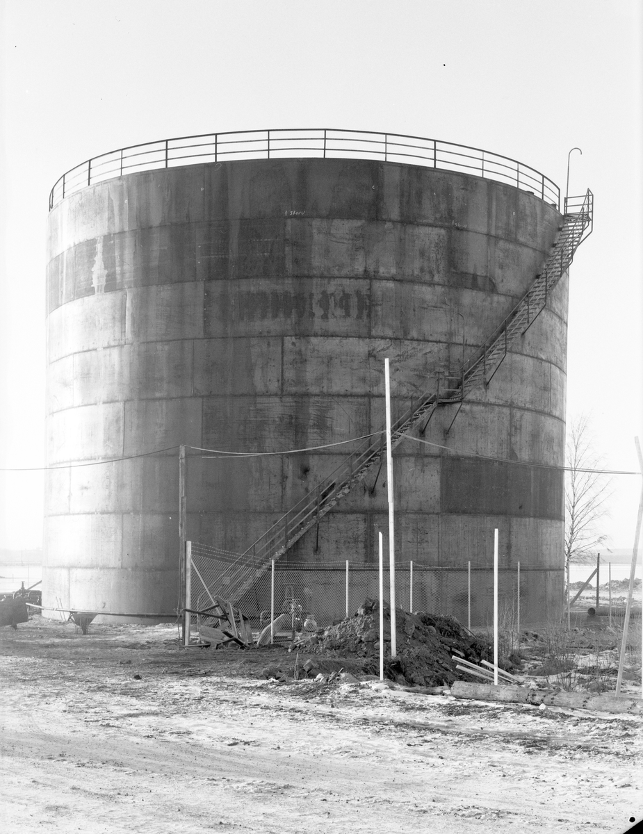 Ny oljecistern i Fredriksskans oljehamn. Den 17 december 1954
Levererad av ASJ - Parca
