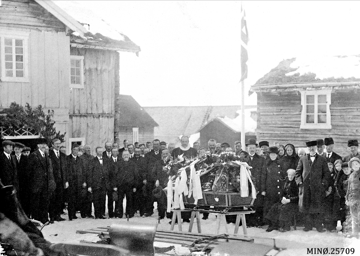 Simensgjelten i Dalsbygda. Begravelsen til Ole Simensen Gjelten, født 26/6-1846, død 29/3-1917