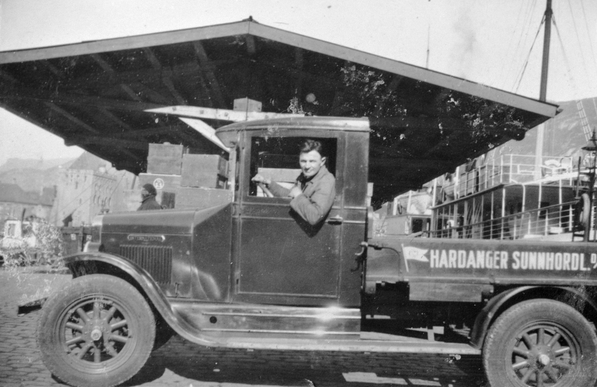HSD-sjåfør Sofus Johannesen i Bergen på 1930-talet