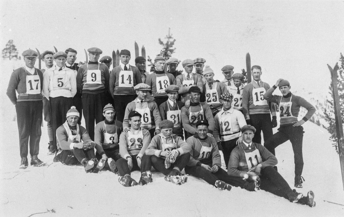 Deltakarar i eit hopprenn på Seljestad i 1928.