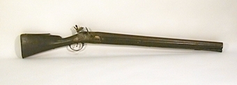 Ryskt muskedunder med svartbetsad kolv, stock och laddstake. Tillverkad i TULA 1784 enligt inskription på pipan.