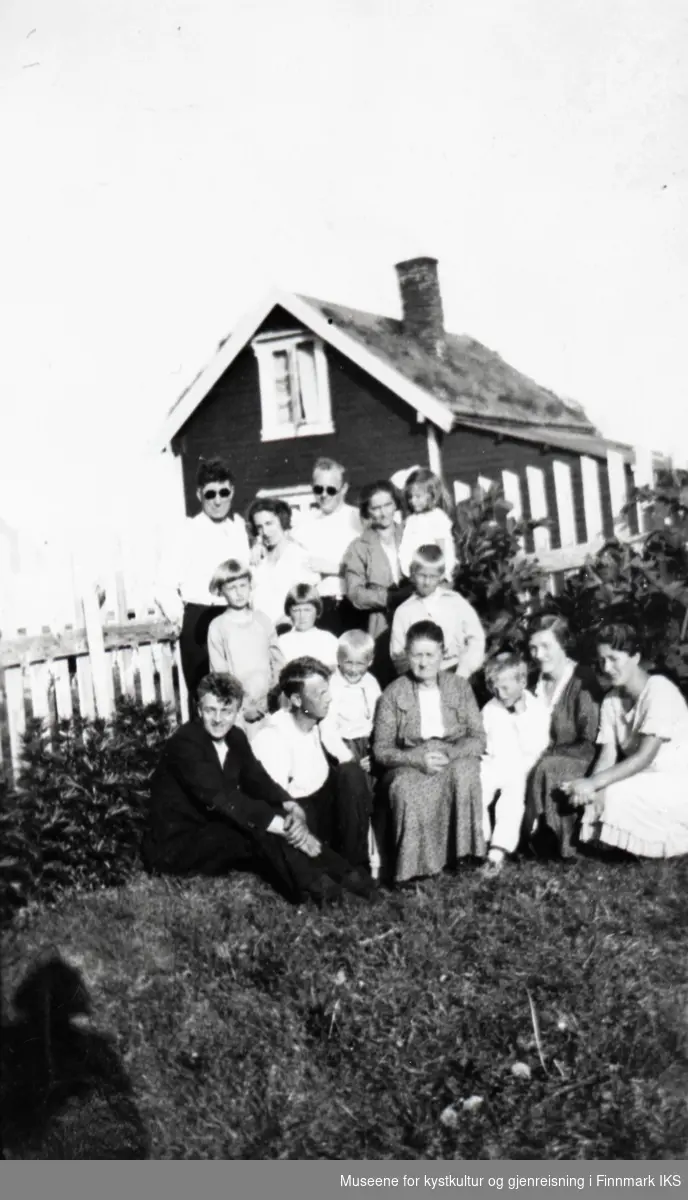 Sarnes. Gruppebilde trolig fra hagen til Alfon Sarnes. Nederst fra venstre: Harald Olsen og Alfon Sarnes. 1920-1943.