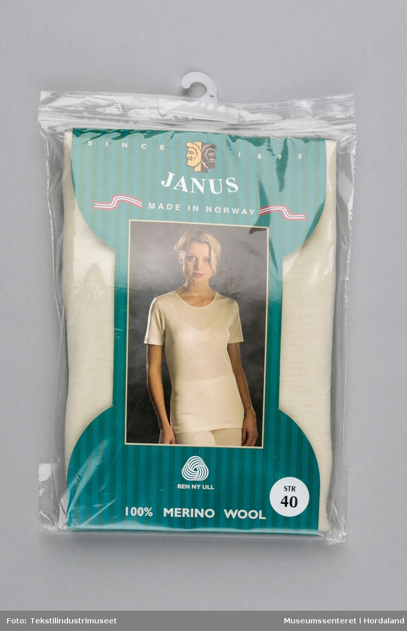 Janus ulltrøye med korte ermer, damemodell. Naturfarga merinoull i str. 40. Pakka i plast- og pappemballasje.