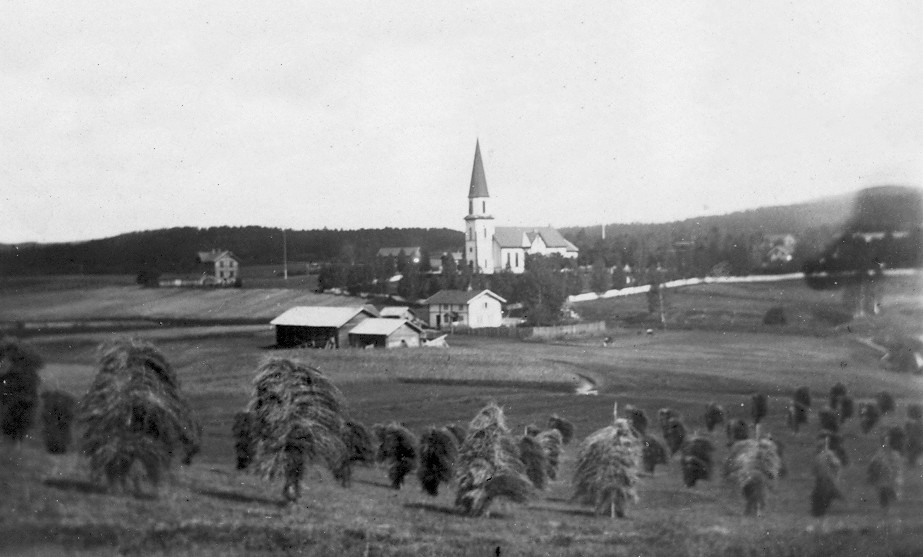 Sand ca 1900. Bildet er tatt fra Framnes med Tangen i forgrunnen. Kommunehuset til venstre i bakgrunnen.