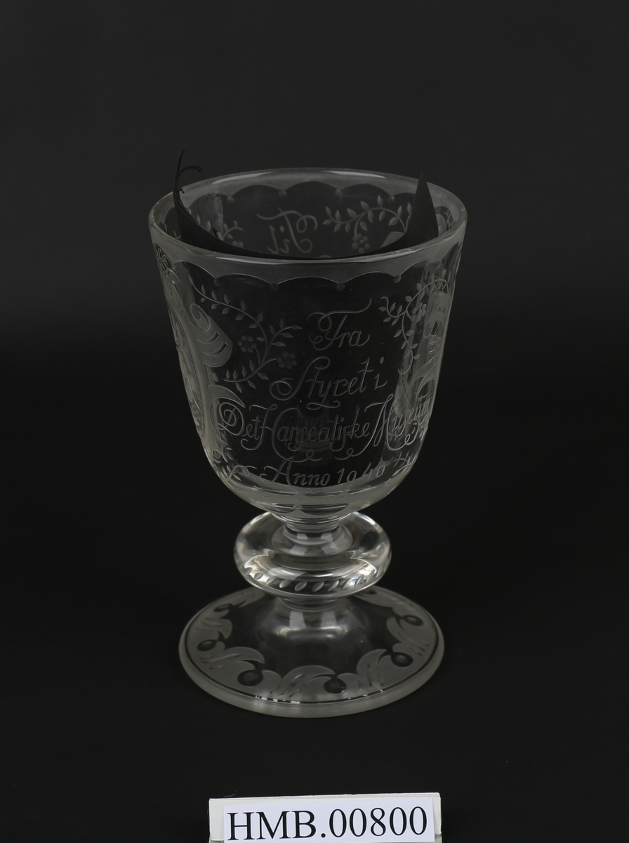 Pokal i glass gitt til daværende direktør ved Det Hanseatiske museum, Christian Koren Wiberg.