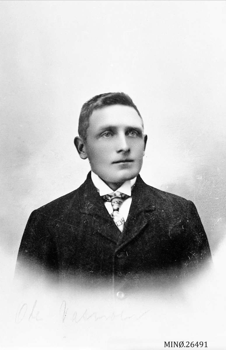 Portrett av mann. Ola Vasmoen f. 11. 9. 1886. 