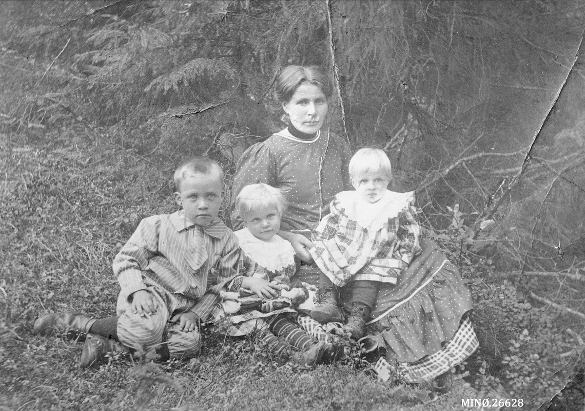 Portrett av mor med 3 barn.