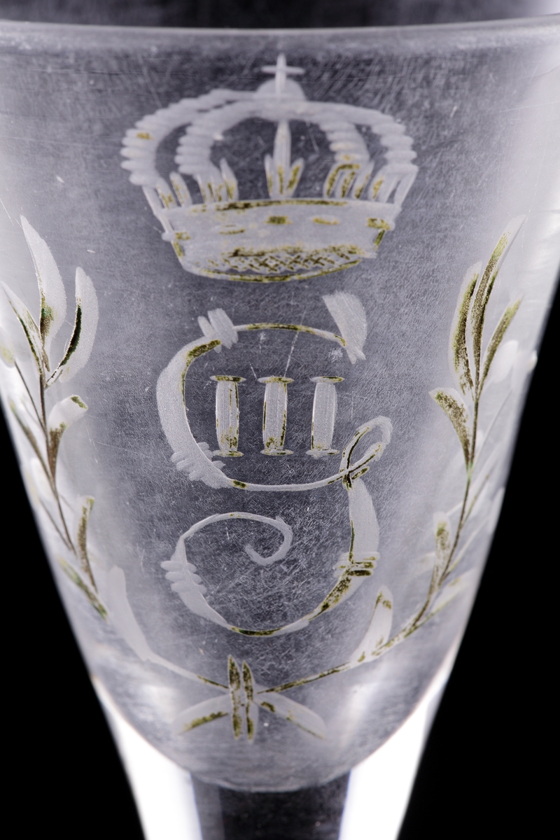 Konande kupa med graverat och delvis förgyllt mönster av bladverk. Kungligt monogram: "G III"* under krona.

* G III (Gustaf III (1747-1792), reg. 1771-1792)