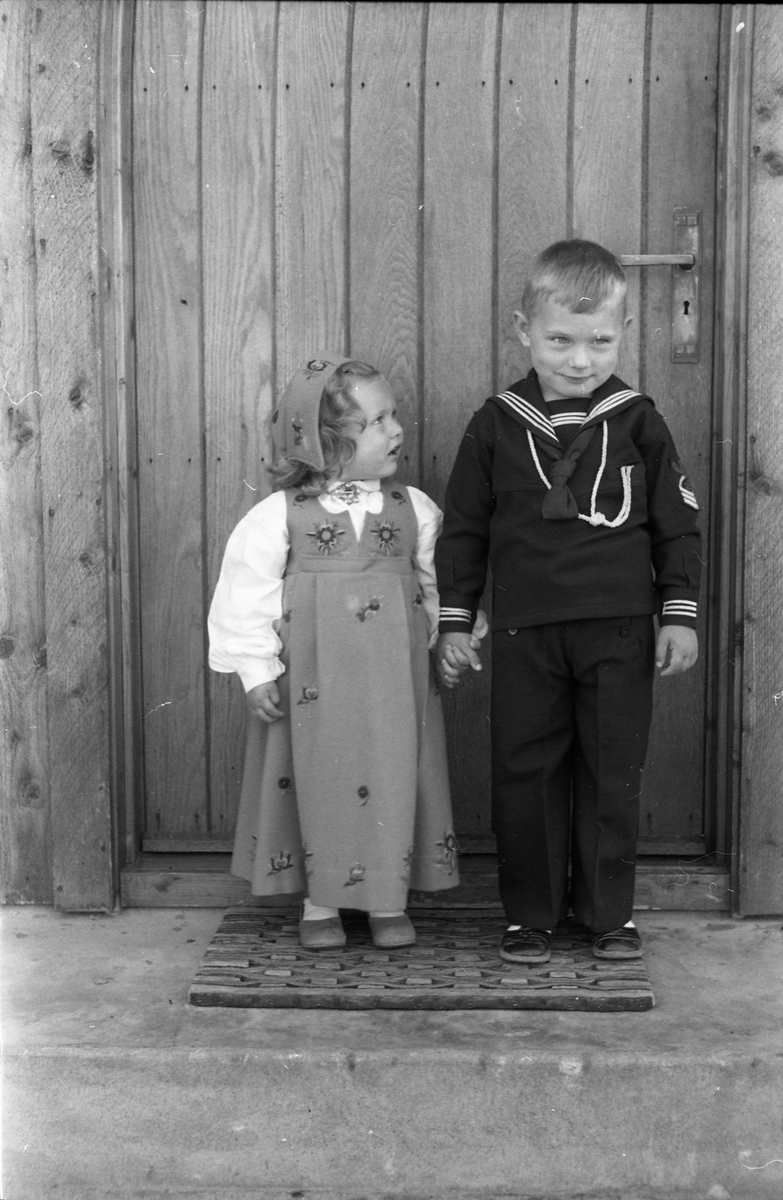 Helfigurs portrett av to barn, gutt og jente. De to er Helga Hole Thomesen og trolig broren Inge. Året er 1951. Fem bilder.