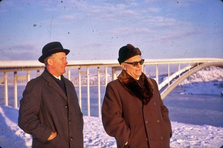 Vintern 1962-63. Askersundsverkens chefer vid Almöbron.