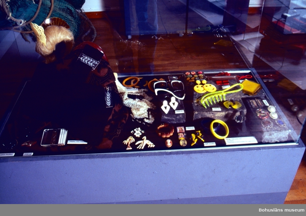 Monter med smycken och accessoirer av olika plastmaterial i utställning