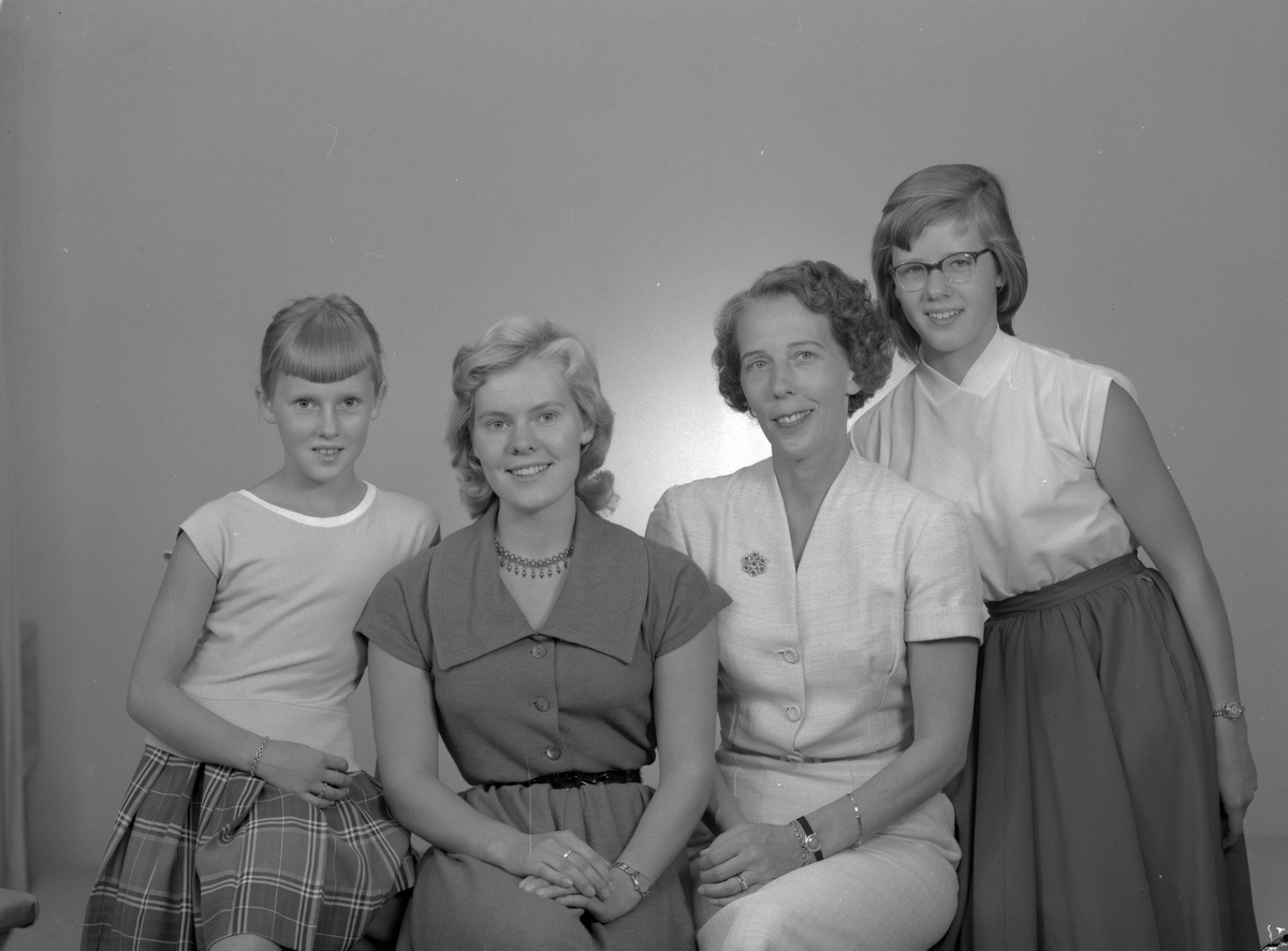 Fru Bjurholm med döttrarna, Valbogatan 44, Gävle. Den 13 september 1956