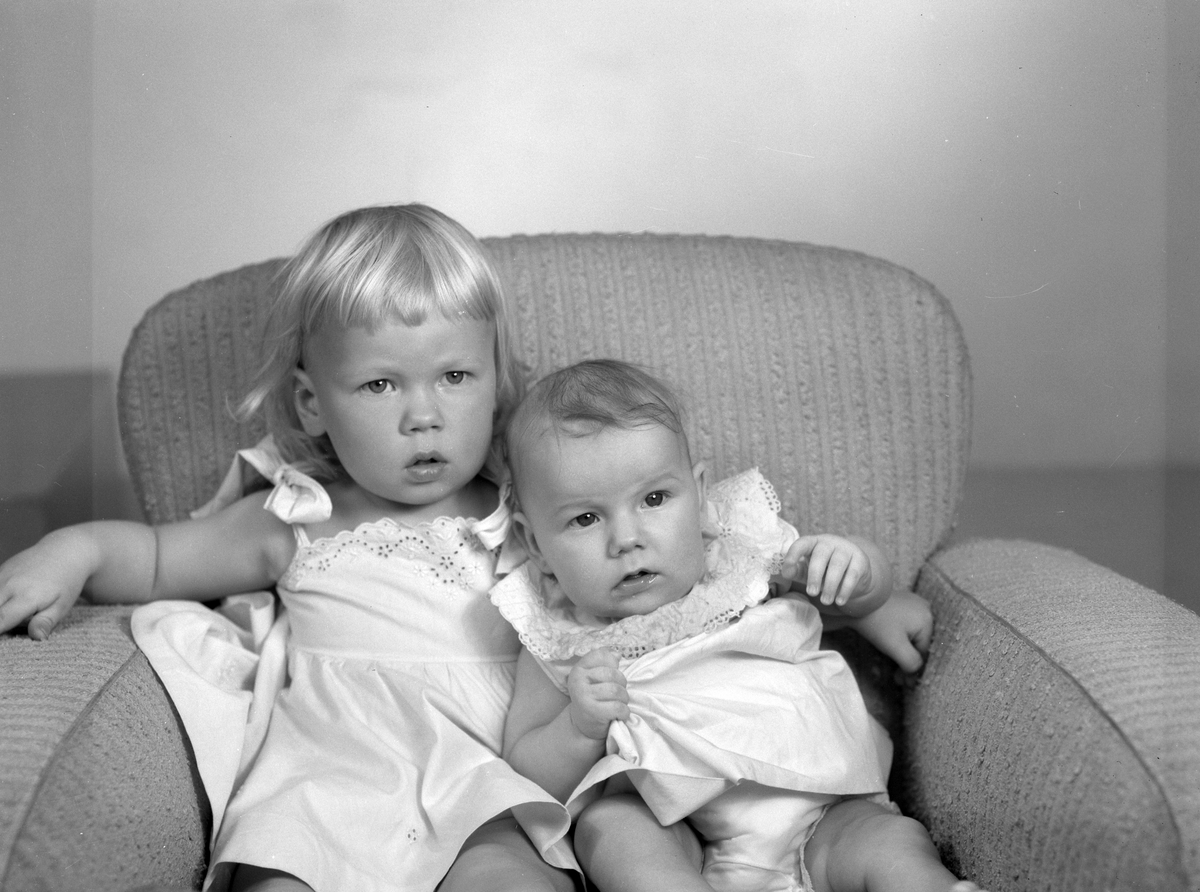 Yvonne och Anica Wahlman, Årsunda. Den 18 september 1956