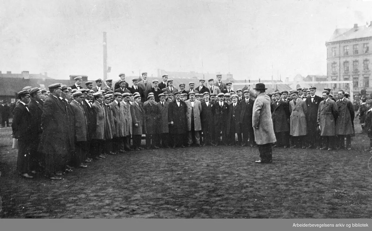 1. mai 1924. Felleskor av Norges Sangerforbunds Oslo-avdelinger opptrer på Dæhlenengen stadion under barnestevnet.