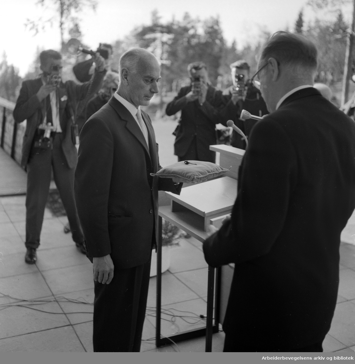 Voksenåsen. Fra overleveringen. Nøklene til "Voksenåsen", den norske nasjonalgaven til Sverige, ble overrakt av statsminister Einar Gerhardsen til den svenske statsminister Tage Erlander. Oktober 1960