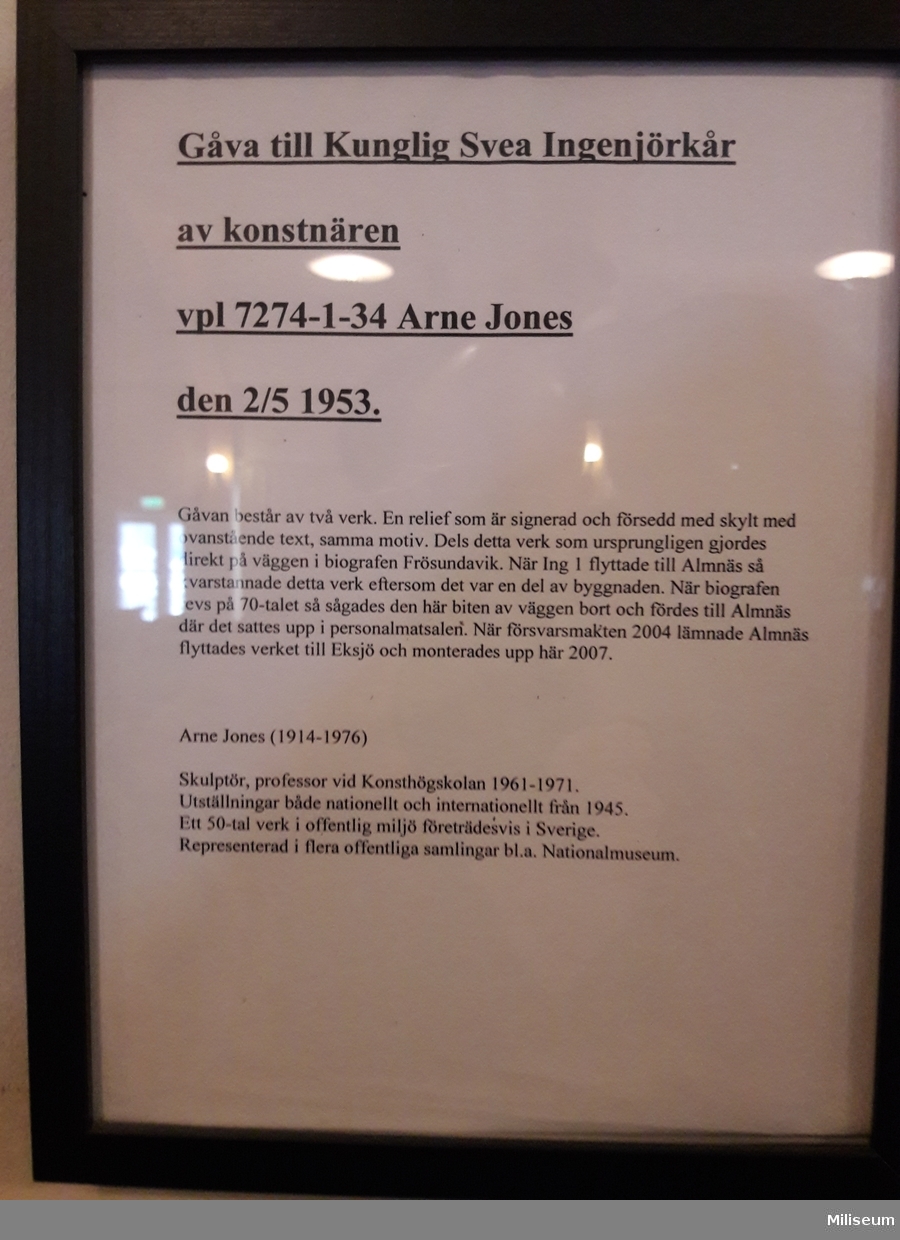 Väggrelief i gips på masoniteskiva. Utfört av vpl vid Ing 1 Arne Jones 1953. Sedermera professor vid Konsthögskolan.