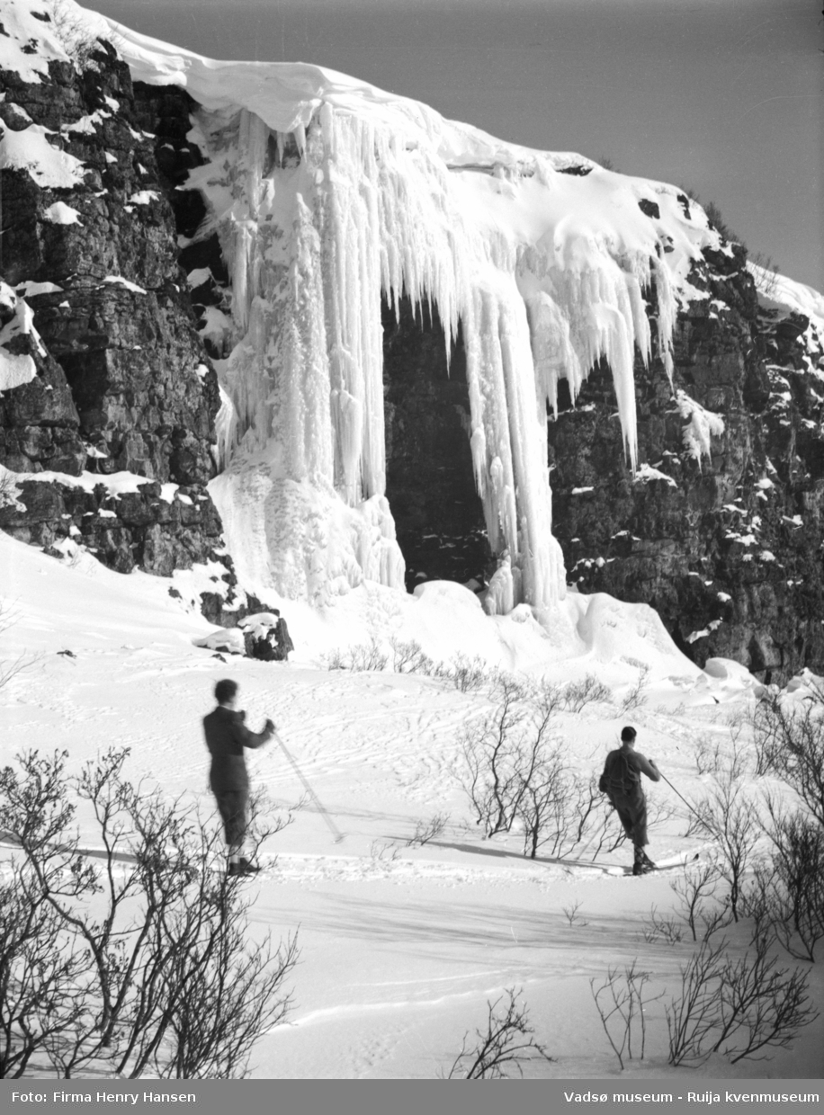 Vadsø mai 1951. Bildet er tatt i Tomaselvdalen, vest for Vadsø. Vi ser Isporten og to skiløpere.