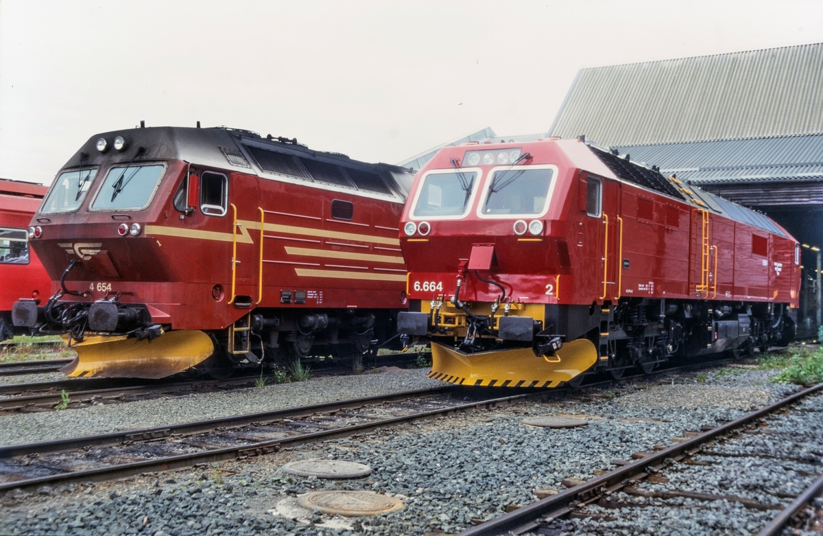 To typer og generasjoner diesellokomotiver utenfor lokomotivstallen på Marienborg i Trondheim. Fra høyre type Di 4 og Di 6. Alle de 12 lokomotivene av type Di 6 ble senere returnert til fabrikken i Tyskland.
