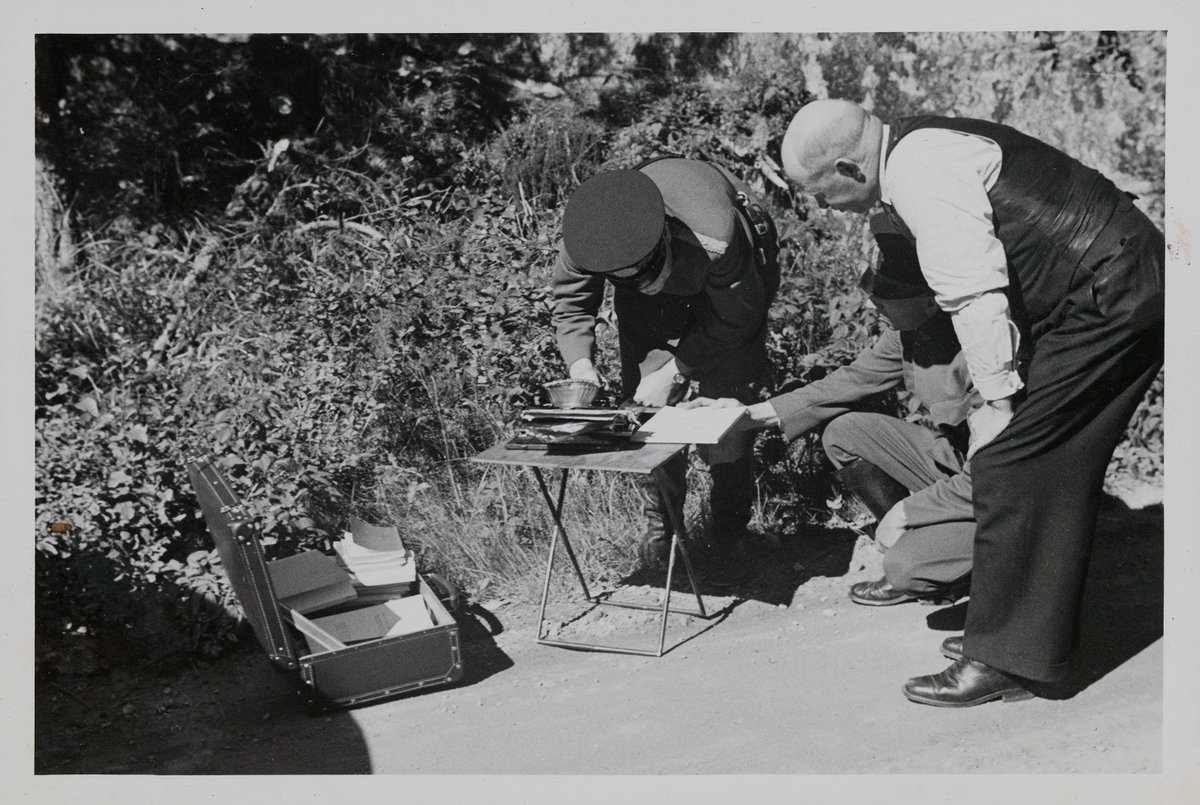 Bildet er en kopi hentet fra album X i Utrykningspolitiets fotosamling. Fotoet viser en skade på en Plymouth, modell 1937/1938 (antatt).