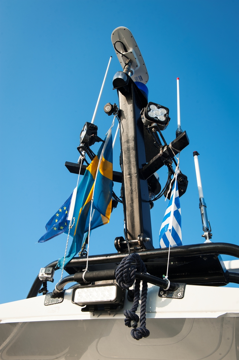 Antennmast med svenska och grekiska flaggan.