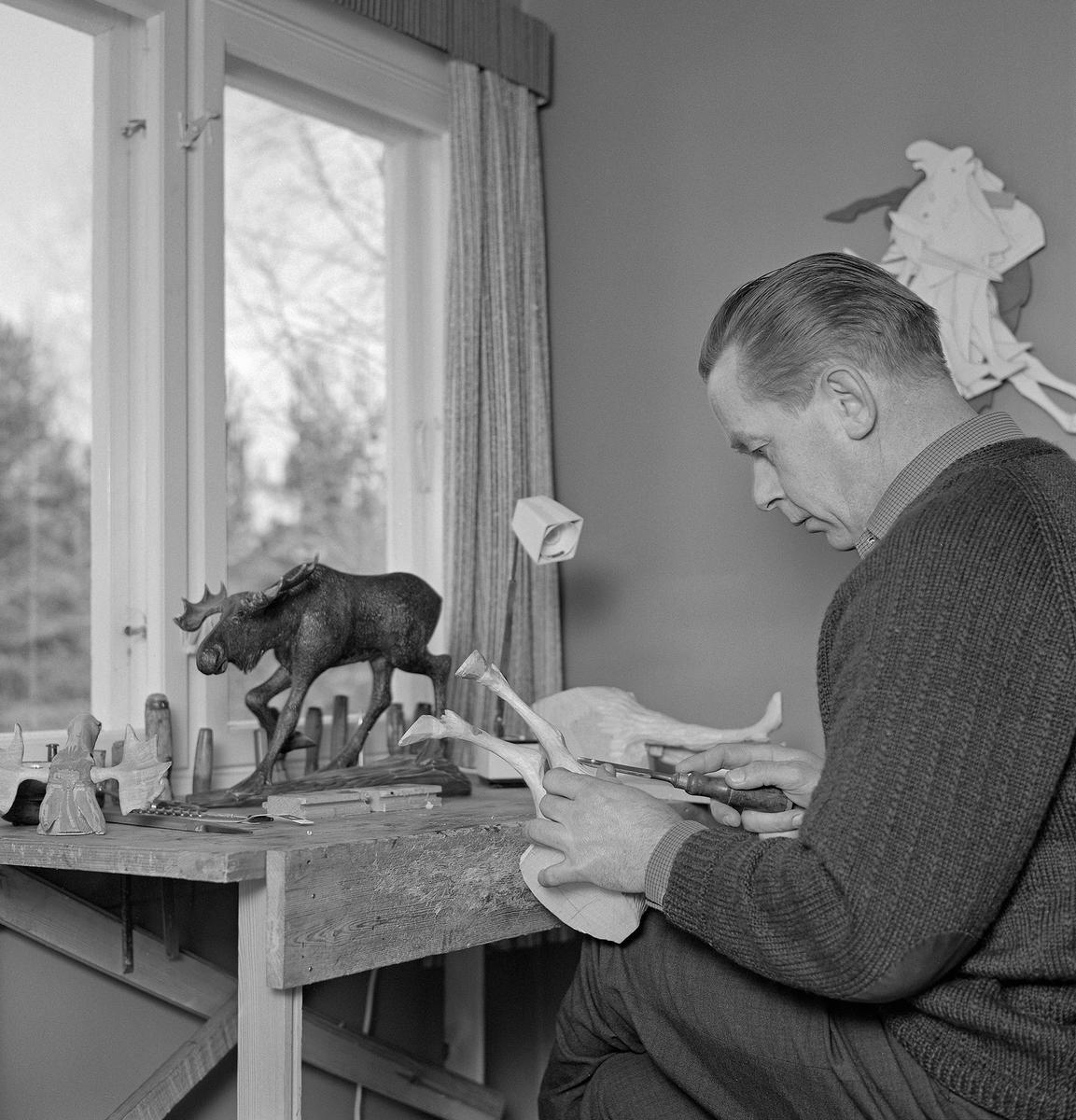 Bilde viser Vidar Sandbeck mens han skjærer en elg (Foto/Photo)