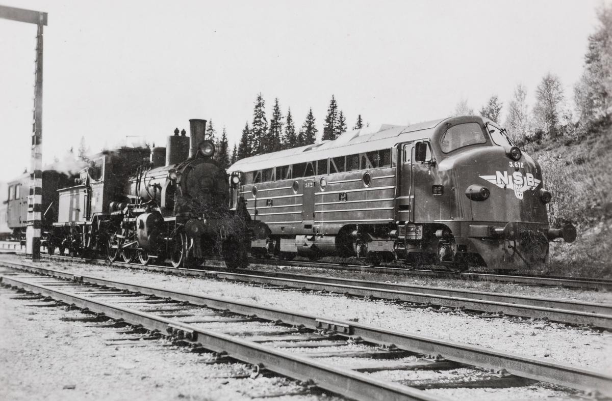 Gammel og ny tid møtes. NSBs diesellokomotiv type Di 3 612 til høyre og damplokomotiv 21c 370 på Harran stasjon.