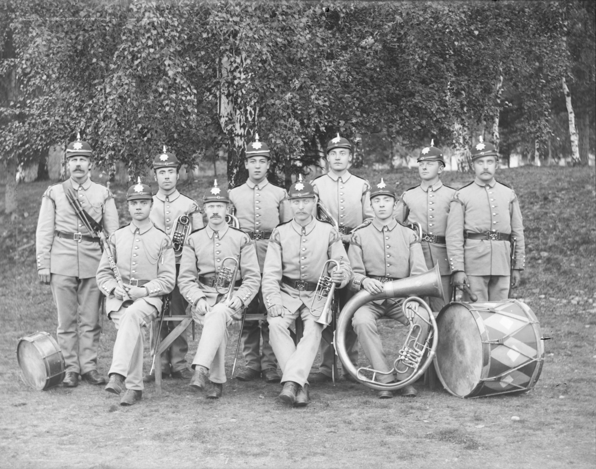 Militært musikkkorps, Jørstadmoen (antatt), 10 mann i uniformer med blåseinstrumernter og tromme