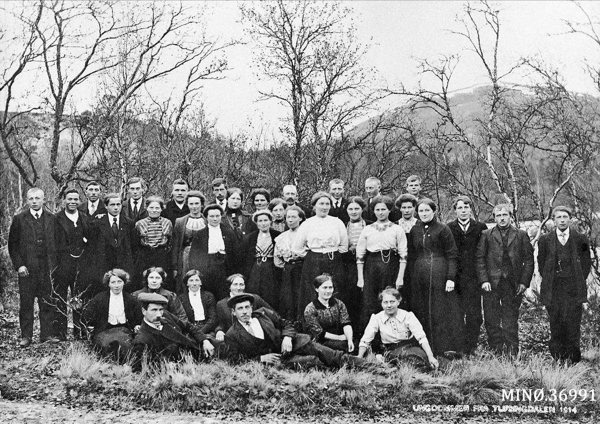 Ungdommer fra Tufsingdalen 1914 (Silhuettbilde og navn,  se neste bilde)