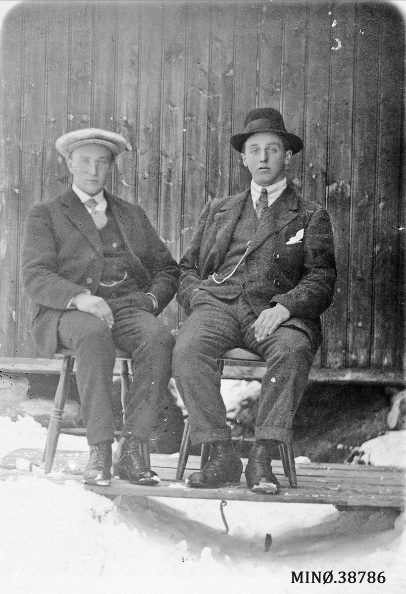 Portrett av to menn. Ragnvald eller Simen Hoel og Øystein Hoel