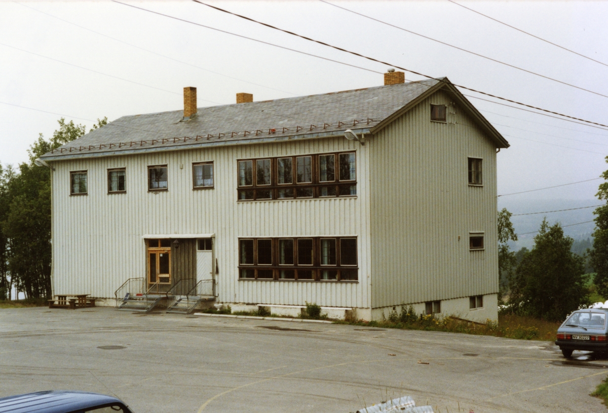 Bergsbakken skule fotografert i 1990.