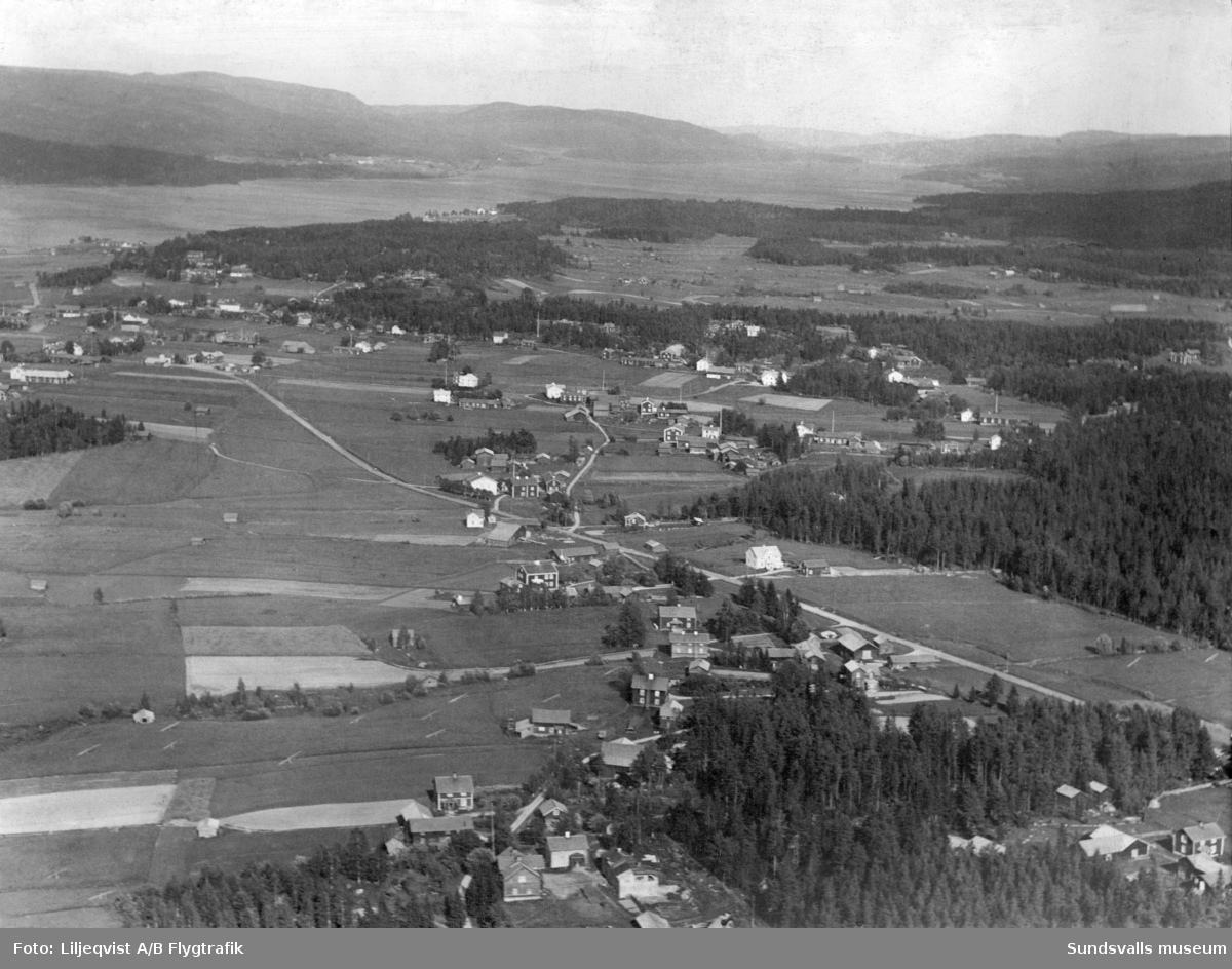 Flygfoto som visar Fanbyn, Storberget och i viss mån byn Östanå i Stöde.
På vyn syns bland annat Nygården, Övergården, Slottet och Per-Månsgården. Bilden är tagen mot öster.