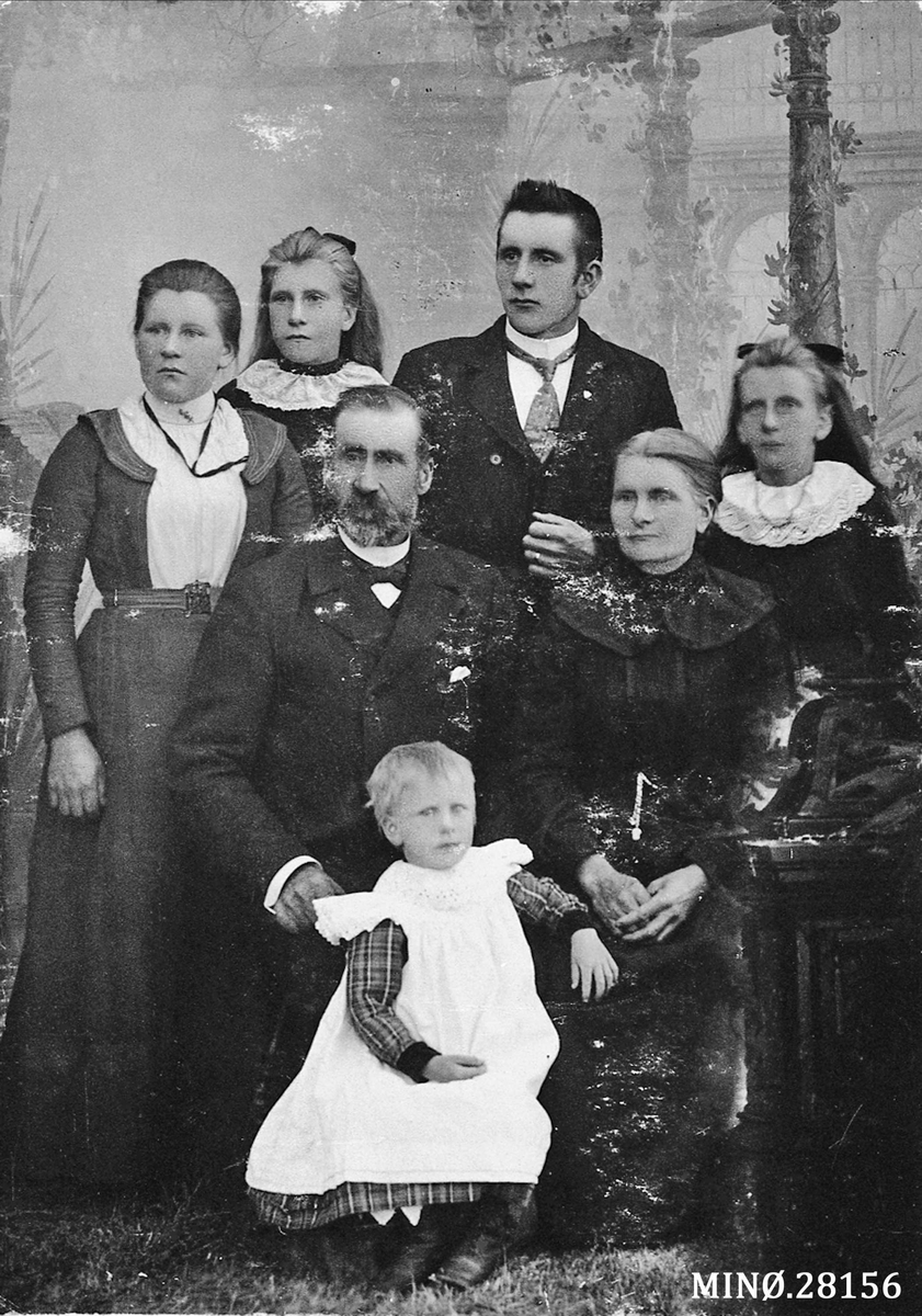 Familiebilde - Peder Øyen og kona Berte med barna: Oline, Maria, Ola og Anna. Foran står vesle Marit. 